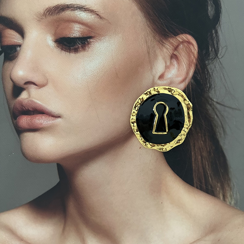 Exaggerated Black Enameled All - огляд і ціна Vintage Fashion Collection