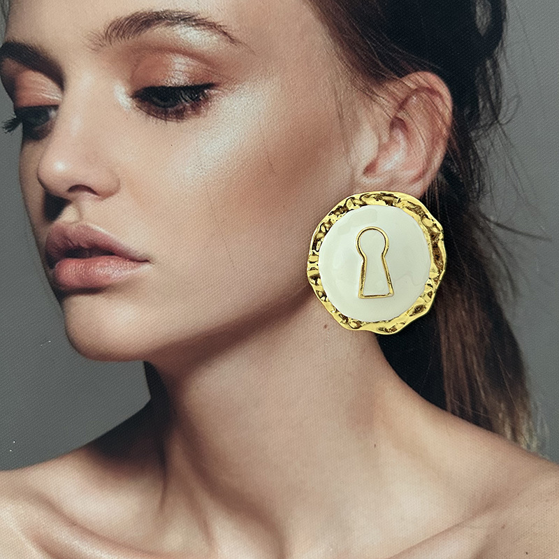 Exaggerated Black Enameled All - огляд і ціна Vintage Fashion Collection