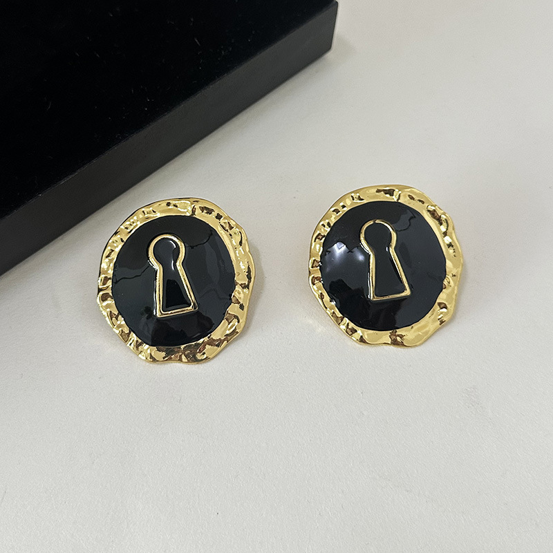 Exaggerated Black Enameled All - огляд і ціна Vintage Fashion Collection
